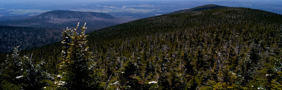 Photo panoramique qui illustre le Mont Mégantic afin de montrer les activités touristiques dans la région de Mégantic