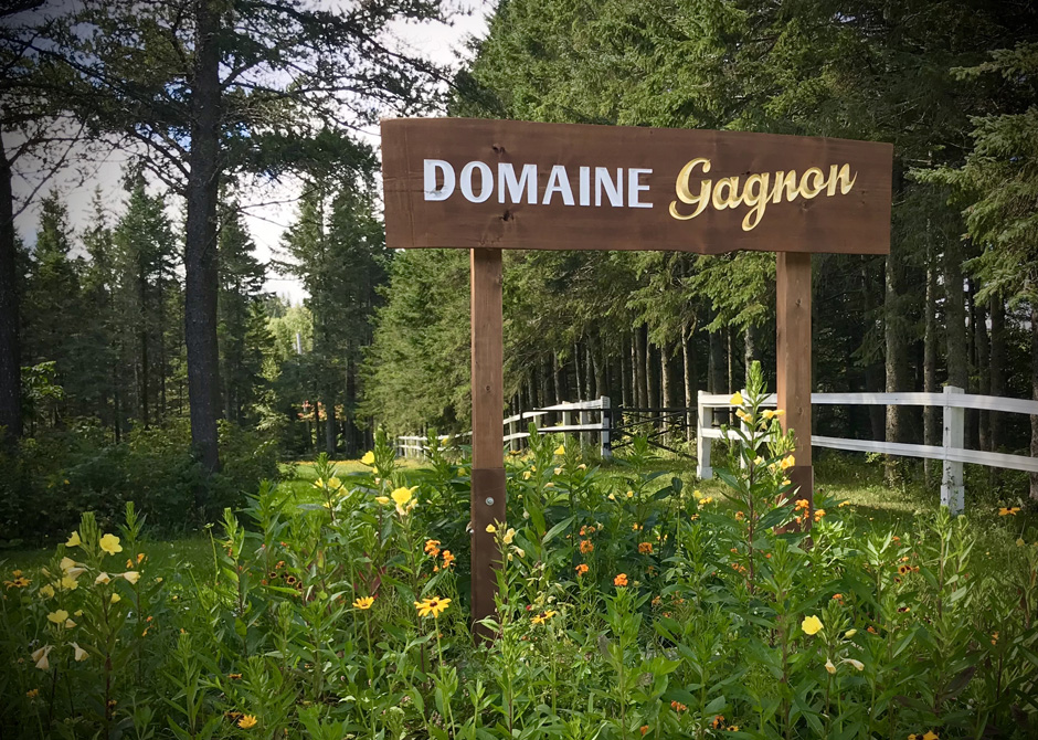 Affiche du Domaine Gagnon, entrée des chalets à louer dans la région de Mégantic