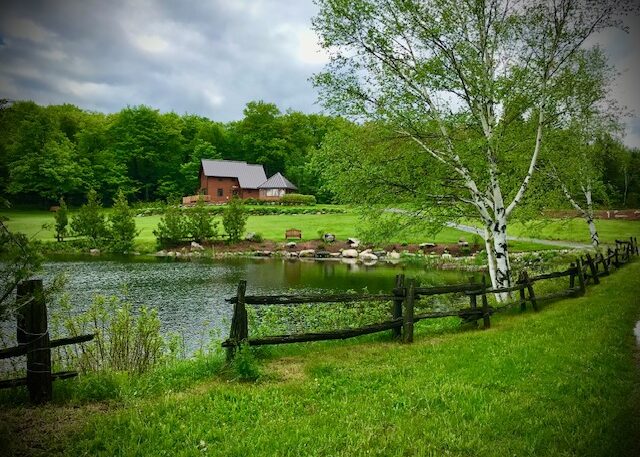 Le chalet des Cèdres et son étang à Saint-Sébastien, Estrie