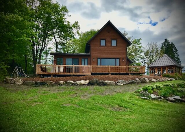 Vue extérieure du chalet des Cèdres à Saint-Sébastien, Estrie