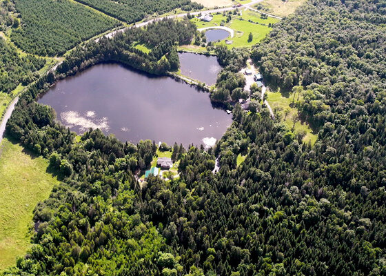 Vue aérienne des chalets à louer dans la région de Mégantic