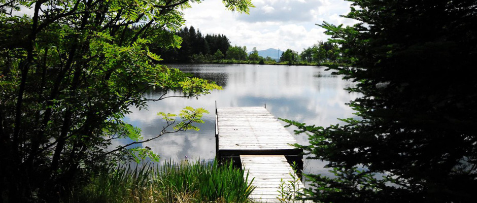 Un quai avec vue le lac principal et la montagne de Saint-Sébastien près des chalets à louer dans la région de Mégantic