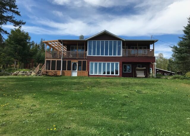 Vue extérieure du chalet du Domaine et son rez-de-jardin