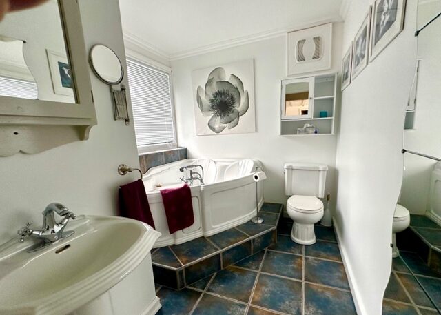 Salle de bain avec baignoire au chalet du Domaine