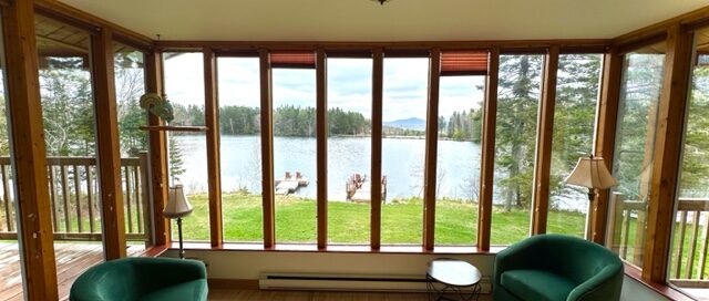 La verrière du chalet du Domaine, avec vue sur le lac et la montagne