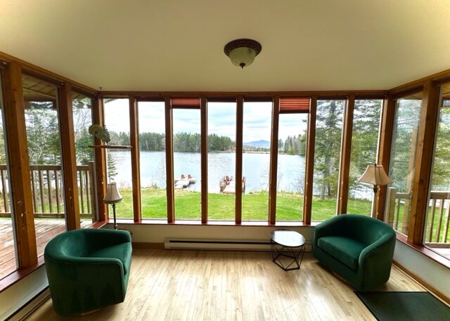 La verrière du chalet du Domaine, avec vue sur le lac et la montagne