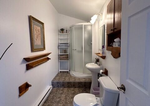 Salle de bain, avec douche au chalet du Domaine